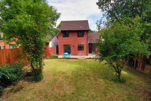 una casa con dos árboles delante de un patio en Langstone Close by Tŷ SA en Llanwern