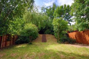 um jardim com uma escada que leva até uma cerca em Langstone Close by Tŷ SA em Llanwern
