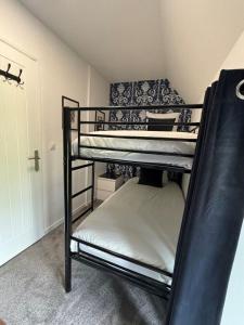 Zimmer mit 2 Etagenbetten in einem Zimmer in der Unterkunft La Croix Douillet in Gavray