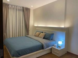 Un pat sau paturi într-o cameră la The Astra Condo B1209 +13 fotografii