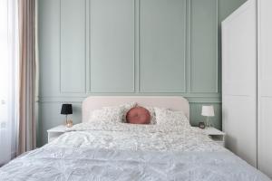 Copernicus House في كراكوف: سرير أبيض عليه كرة سلة