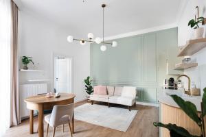 Copernicus House في كراكوف: غرفة معيشة بها طاولة وأريكة
