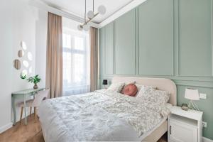 ein Schlafzimmer mit einem Bett mit einer darin liegenden Person in der Unterkunft Copernicus House in Krakau
