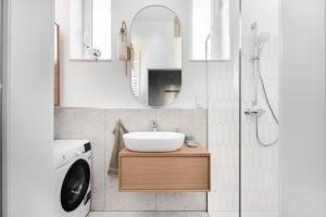 Copernicus House في كراكوف: حمام مع مغسلة وغسالة ملابس +33 صورة