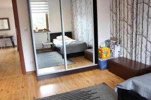 Posteľ alebo postele v izbe v ubytovaní Apartament 007A pod Śnieżką