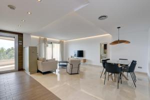 馬貝拉的住宿－Aqua Apartments Vento, Marbella，用餐室以及带桌椅的起居室。