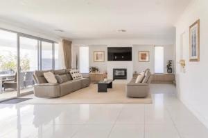 Modern Mansion in Lightsview By Host Solutions的休息区