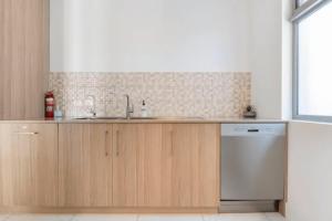 NorthfieldModern Mansion in Lightsview By Host Solutions的一个带水槽和洗碗机的厨房 更多37张照片