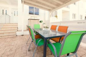 una mesa y sillas en un patio con una casa en Beach House, en Protaras