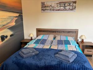 um quarto com uma cama com duas almofadas em Apartament z Tarasem em Ustka