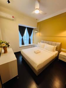 Un dormitorio con una cama grande y una ventana en R&F PRINCESS COVE at ANJU en Johor Bahru