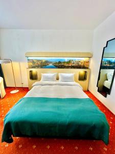Un pat sau paturi într-o cameră la Atrium Panoramic Hotel & Spa