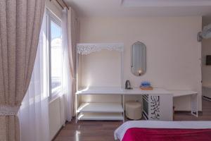 Postel nebo postele na pokoji v ubytování Vy Anh Đà Lạt Hotel