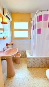 ロザスにあるCap llargのバスルーム(洗面台、トイレ、シャワー付)