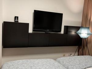 ein Wohnzimmer mit einem TV in einem Entertainment-Center in der Unterkunft Nice Apartment in Düsseldorf in Düsseldorf