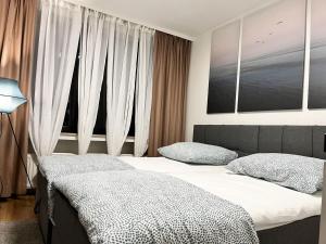um quarto com 2 camas em frente às janelas em Nice Apartment in Düsseldorf em Dusseldorf