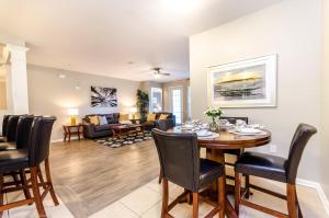 een eetkamer en een woonkamer met een tafel en stoelen bij Vista Cay 86 by Top Villas in Orlando