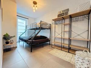 1 dormitorio con 2 literas en una habitación en Cozy Trip, en Marche-en-Famenne