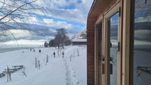 eine Gruppe von Menschen, die im Schnee Ski fahren in der Unterkunft Voss Vandrarheim Hostel in Vossevangen