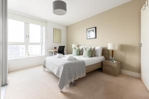 The Islington Collection في لندن: غرفة نوم بيضاء بها سرير ونافذة