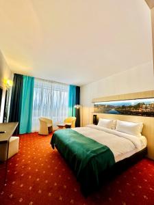 Un pat sau paturi într-o cameră la Atrium Panoramic Hotel & Spa