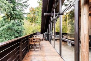 Chalet Wolf في بايروث: السطح مع الكراسي والطاولات على المنزل