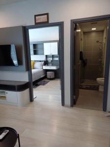 a room with a bathroom with a bed and a mirror at Sukhumvit Soi 10 Stay in Style in Khlong Toei