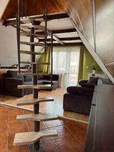 eine Wendeltreppe in einem Wohnzimmer mit einem Sofa in der Unterkunft Apartamenty U Anki in Zakopane