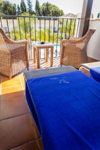 balkon z 2 wiklinowymi krzesłami i stołem w obiekcie Paloma Blanca Boutique Hotel- Adults Recommended w Marbelli