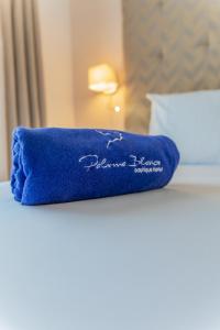 Una toalla azul sentada encima de una cama en Paloma Blanca Boutique Hotel- Adults Recommended, en Marbella