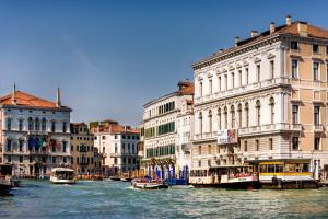 un gruppo di edifici su un canale con barche di Ca' Cerchieri Terrace - Dimora Italia - a Venezia