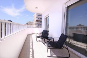 - deux chaises sur le balcon d'un bâtiment dans l'établissement Phaedrus Living Modern City View Flat Nafi, à Limassol