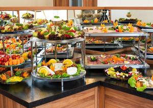 un buffet lleno de diferentes tipos de comida en Hotel Goldene Rose en Heidelberg