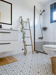 a bathroom with a shower and a toilet and a ladder at Villa Arcano Boho Chic in La Oliva