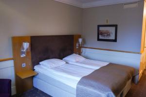 Ένα ή περισσότερα κρεβάτια σε δωμάτιο στο Home Hotel Kompaniet