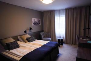 Ένα ή περισσότερα κρεβάτια σε δωμάτιο στο Home Hotel Kompaniet