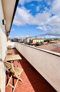 En balkon eller terrasse på PISA RIVERSIDE APARTAMENT