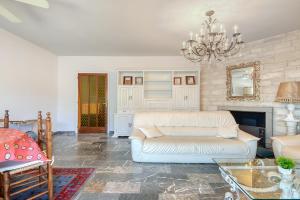A seating area at Avda de Rhode 229 Roses - Immo Barneda