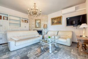 A television and/or entertainment centre at Avda de Rhode 229 Roses - Immo Barneda