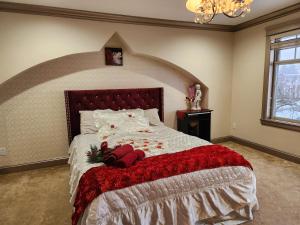 um quarto com uma cama com um urso de peluche em The Empress Palace Hotel em Surrey