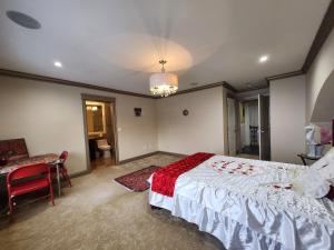 ein Schlafzimmer mit einem Bett, einem Tisch und einem Stuhl in der Unterkunft The Empress Palace Hotel in Surrey