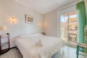 A bed or beds in a room at Avda de Rhode 229 Roses - Immo Barneda