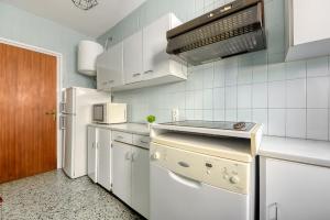 A kitchen or kitchenette at Avda de Rhode 229 Roses - Immo Barneda