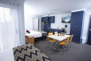 TV a/nebo společenská místnost v ubytování Altitude Motel Apartments