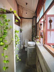 La salle de bains est pourvue d'un lavabo, de toilettes et d'une fenêtre. dans l'établissement LEJU 8 樂居 Loft living with open air bathroom, à Malacca