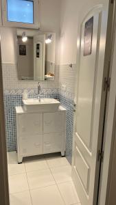 Baño blanco con lavabo y espejo en LOFT URBANO, en Béjar