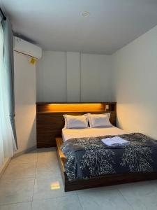 1 dormitorio con 1 cama grande en una habitación en Horas Hotel, en Sibolga