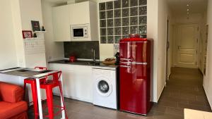 a kitchen with a red refrigerator and a washing machine at LOFT URBANO in Béjar