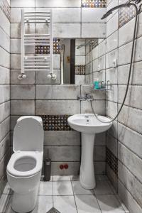 łazienka z toaletą i umywalką w obiekcie Studio Hotel w mieście Tbilisi City