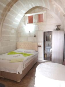 Tempat tidur dalam kamar di ULAŞ CAVE HOTEL